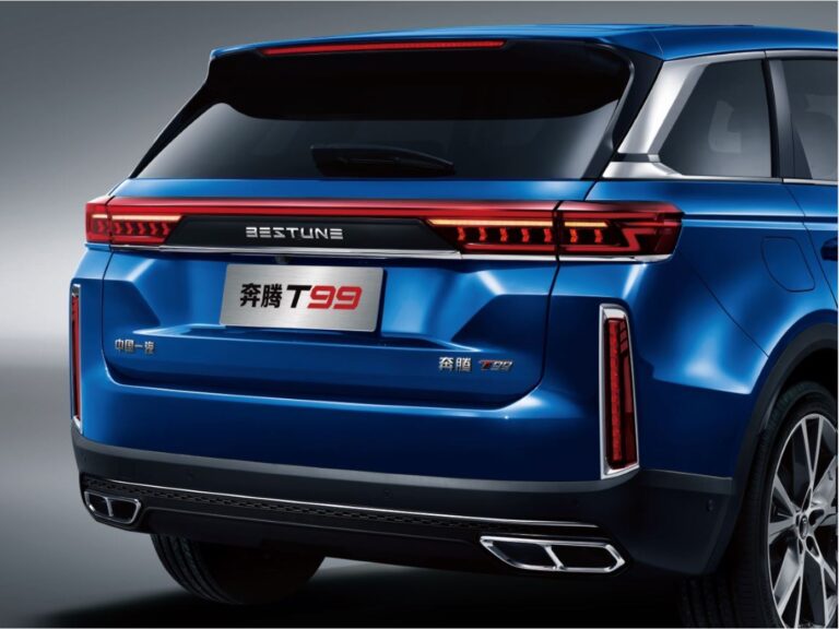 The rear combination lamps feature an impressive look